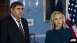 Аз рост: вазири умури хориҷии Иёлоти Муттаҳида Ҳилларӣ Клинтон ва ҳамтои узбаки ӯ Илёр Ғаниев, Вашингтон 29 сентябри соли 2011.