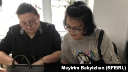  Құқық қорғаушы Бақытжан Төреғожина (оң жақта) және сотта оның мүддесін қорғаған заңгер Маржан Аспандиярова сотта отыр. Алматы, 31 шілде, 2025 жыл.