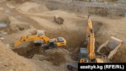 Кыргызстандагы кендердин бири. 