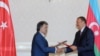 Президент Турции Абдулла Гюль и президент Азербайджана Ильхам Алиев пожимают друг другу руку после подписания договора, Баку, 16 августа 2010 г.