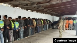 Чүй облустук милициясы тараткан сүрөт. Кытай жарандары аралашкан мушташта кармалгандар. 15-ноябрь, 2025-жыл.