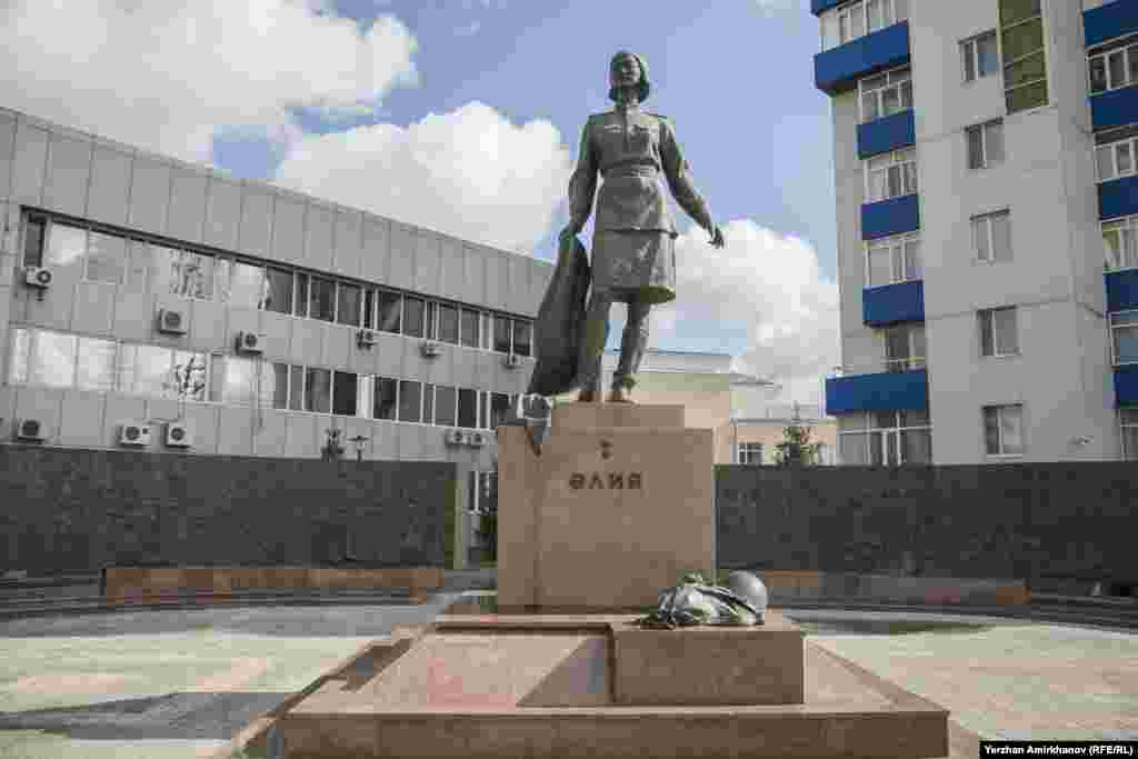 Подарок от Актюбинской области - мемориальный комплекс&nbsp;девушке-снайперу&nbsp;Алие Молдагуловой установлен на площади на пересечении проспекта Женис и улицы имени Молдагуловой. Это точная копия памятника, находящегося в административном центре региона, городе Актобе. Автор комплекса - член Союза художников Казахстана Бахытжан Абишев.&nbsp;