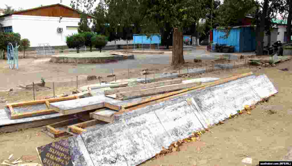 Çagalar bagynyň töwereginde sökülen haýatlaryň gurluşyk galyndylarynyň, şol sanda somalyp duran armaturalaryň heniz hem arassalanyp, aýrylmandygyny görse bolýar.