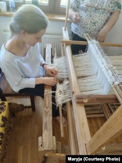 Марыя вучыцца на варштатах ткаць пераборы