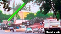 Ош шаарынын башкы аянтынан Владимир Лениндин эстелигин алып жатышат. 7-июнь 2025-жыл.