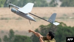 Իսրայելցի զինվորը անօդաչու թռչող սարք է արձակում, արխիվ