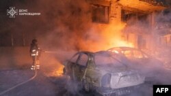 Рятувальники гасять пожежу після однієї з попередніх російських атак, архівне фото