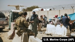 Կանադացի զինծառայողներն օգնություն են տրամադրում օդակայանում հավաքված մարդկանց, Քաբուլ, 24 օգոստոսի, 2021թ. 