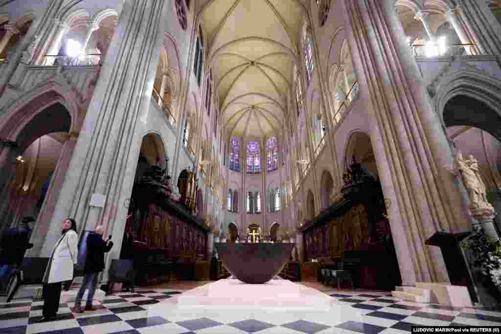 Новий вівтар, спроєктований французьким художником і дизайнером Гійомом Барде в соборі Паризької Богоматері, Париж, 7 грудня 2024 року