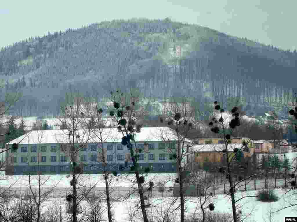 Вот как выглядит лагерь для беженцев в деревне Вышни Лхоты издалека.  - Вот как выглядит лагерь для беженцев в деревне Вышни Лхоты издалека. 1 февраля 2009 года.