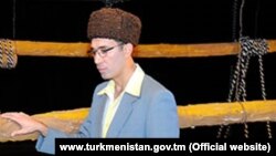 Prezident Berdimuhamedowyň atasyna bagyşlap “Älem içre at gezer” atly kitabynyň esasynda goýlan teatr oýnundan bir pursat. Aktýor Berdimuhamet Annaýewiň keşbini janlandyrýar.