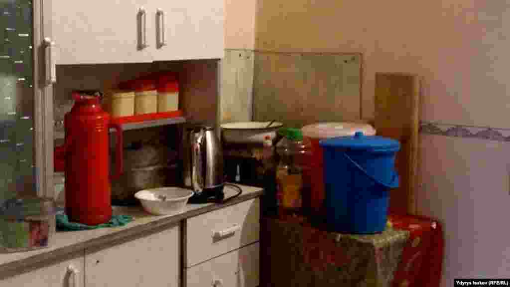 Ички мигранттар жашаган үй-бүлөлүк жатаканалардын баары бир бөлмөлүү. Анда жашагандар тар бөлмөнү фанер менен экиге бөлүп, бирин жатакана, экинчисин ашкана кылып алышкан.