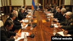 Президент Армении проводит заседание Совета национальной безопасности РА, Ереван, 25 февраля 2014 г. (Фотография - пресс-служба президента Армении) 