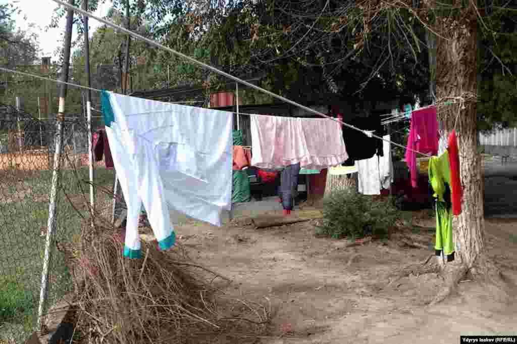 &quot;Чайка&quot; жатаканасындагы ички мигранттар&nbsp;ушул күнгө чейин&nbsp;шаарда катталган эмес. Ошондуктан булардын балдары да мамлекеттен эч кандай жөлөкпул алышпайт.