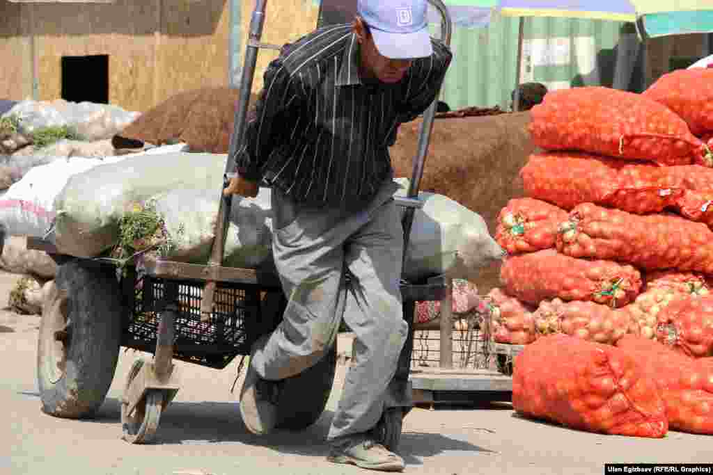 Башка базарлардан айырмаланып &quot;Дыйканда&quot; негедир араба түрткөндөрдүн көбү жашы өтүп калган кишилер. Арасында жашы жете элек өспүрүмдөр да жок эмес.