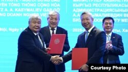 Эки тараптуу документтердин бирине кыргыз тараптан энергетика министри Таалайбек Ибраев кол койду.