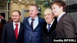 Миңтимер Шәймиев "Татар җыры" бәйгесен оештыручылар белән (архив фотосы)