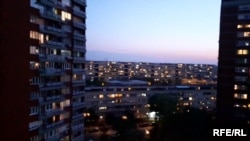 Щовечора громадяни свистять, вигукують гасла проти влади, бʼють в барабани, металеві предмети, дують в труби та інші інструменти, запускають на весь голос класичну музику тощо