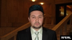 Кол Шәриф мәчете имам-хатыйбы Рамил хәзрәт Юныс радио тыңлаучыларны котлый. 