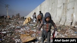 شماری از کودکان برخی خانواده‌های بی‌بضاعت افغان در حال جمع‌آوری اشیای قابل سوخت و فروش در افغانستان