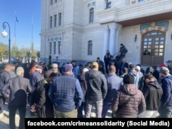Rusiye kontrolindeki Qırım musulmanları diniy idaresiniñ binası yanında qırımtatar faalleriniñ bir gruppası