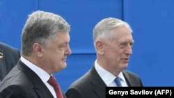Петро Порошенко (л), Джеймз Маттіс (п), архівне фото: Київ, 24 серпня 2017 року