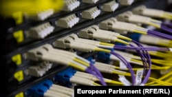 Маалымат кампасына байланган кабелдер. Жалпы сүрөт.