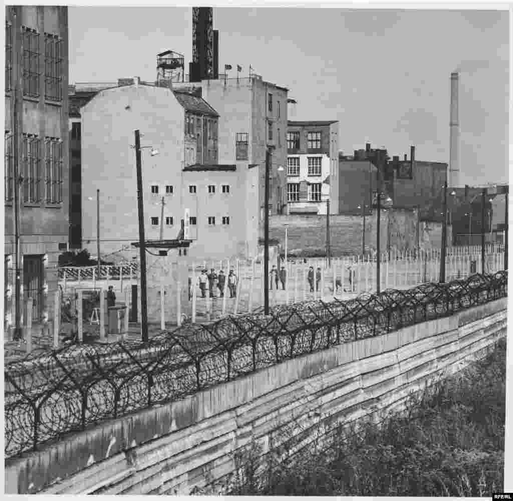 Берлин дубалынын бир бөлүгү. - 1962-жылы, 17-августта 18 жаштагы Питер Фехтер качууга аракет жасаганда жараат алып, көп өтпөй жан берген.