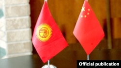 Флаги Кыргызстана и Китая.