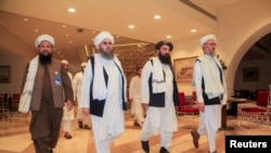 Ооганстандагы талибдердин өкмөт башчысынын милдетин аткаруучусунун орун басары Абдул Салам Ханафи жана кыймылдын башка өкүлдөрү. Катар, 12-август, 2021-жыл. 