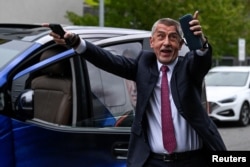 Лідер партії ANO Андрей Бабіш прибуває до виборчого штабу партії після закриття дільниць на парламентських виборах у Празі, Чехія, 4 жовтня 2025 року