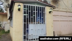 Aşgabatda köp gatly jaýyň aşagynda ýerleşen hususy söwda dükanlarynyň biri. Arhiwden alnan surat