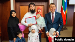Нижнекамск. Семья Мухиддина Холзоды во время получения жилищного сертификата