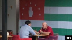 Если говорить о восприятии сегодняшнего обострения и в целом карабахского конфликта в абхазском обществе (как и в югоосетинском), тот тут, конечно, ощущается однозначная поддержка армянской стороны