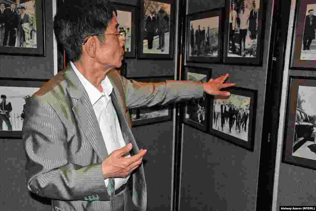 В самом же Музее Динмухамеда Кунаева на первом этаже сотрудник проводил экскурсию. В этот день открылась фотовыставка &laquo;Комиссар&raquo; к 80-летию А. Горяйнова. Анатолий Горяйнов был начальником личной охраны Динмухамеда Кунаева. Являясь фотографом-любителем, он часто фотографировал первого секретаря Центрального комитета Коммунистической партии Казахстана. Из этих фотографий и составлена выставка. Горяйнов скончался в 2014 году. Он оставил мемуары, которые собираются издать.