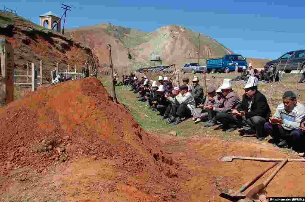 Өзүн-өзү өрттөгөн Каныбек Сейитбековдун сөөгү жерге берилди, Алай району, 17-апрель,