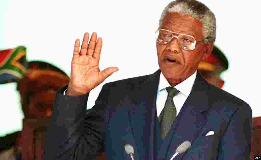 Нельсон Мандела дает присягу в качестве президента на церемонии инаугурации в Претории в мае 1994 года.