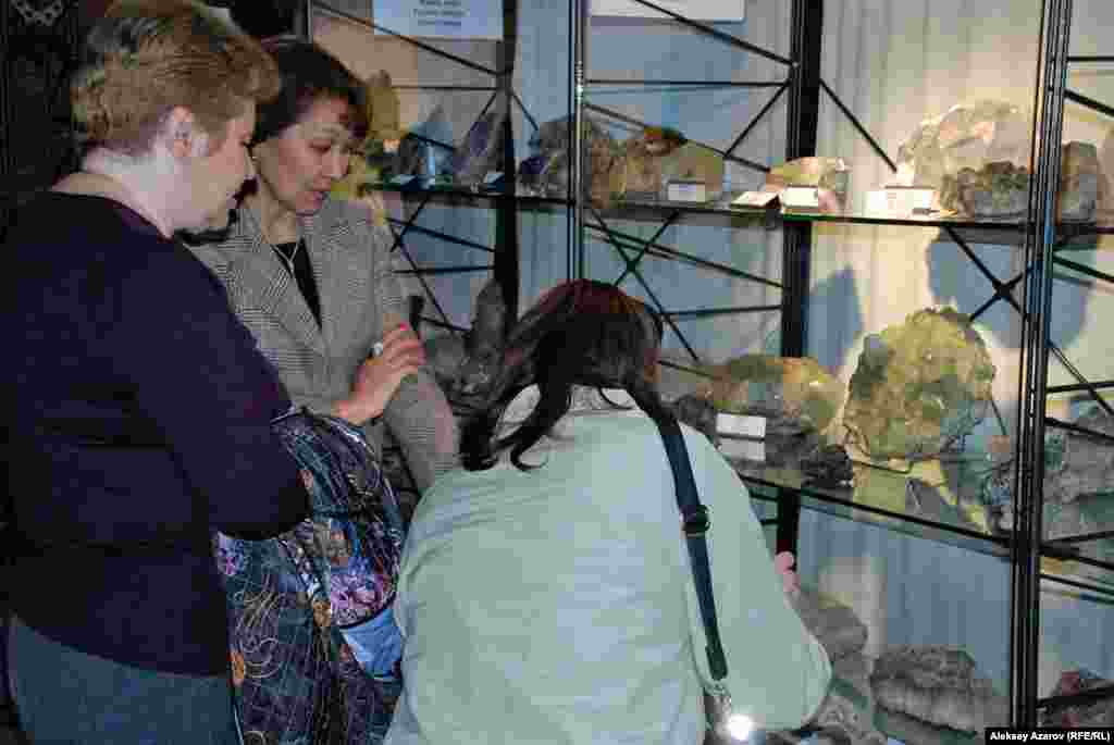 В геологическом музее всегда царит полумрак. В обычные дни в нем бывают редкие посетители. Во время &laquo;Ночи музеев&raquo; они приходили сюда десятками. Основу экспозиции музея составляют различные минералы, камни, которые посетители с интересом рассматривали.