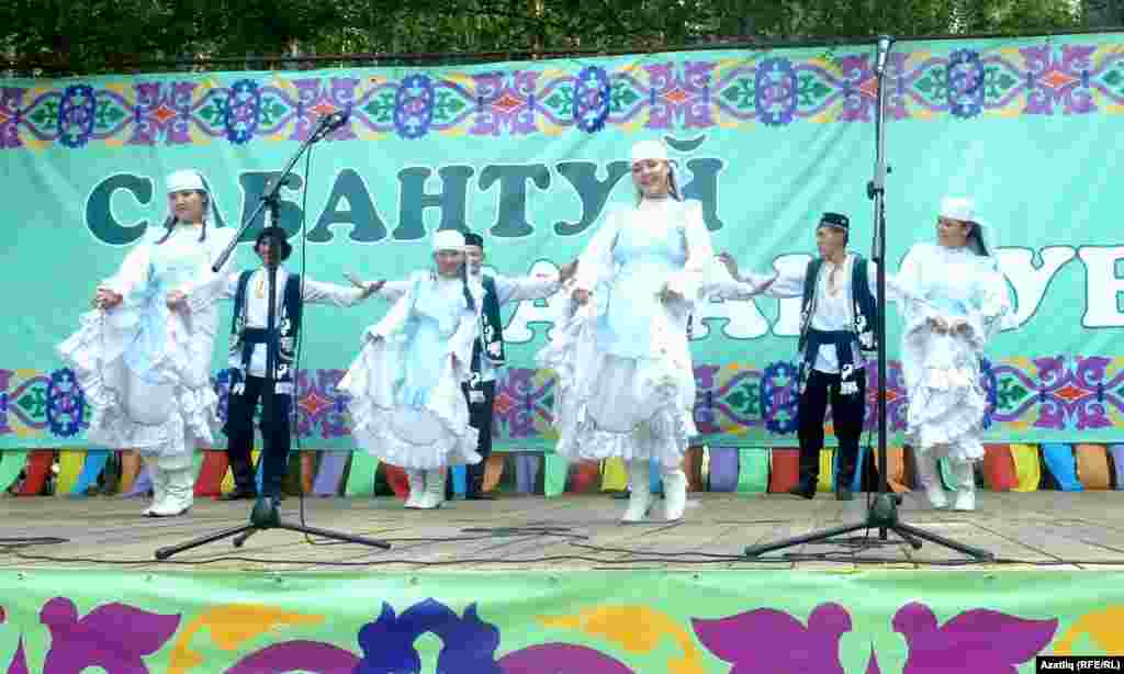 &quot;Умырзая&quot; ансамбле биючеләре