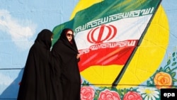 Tähranyň köçesinde barýan zenanlar