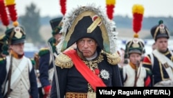 Professor Sokolov Napoleon kiyimida.