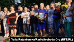 На вечір пам’яті зібралися сотні людей – рідні загиблих, бойові побратими, волонтери, жителі міста