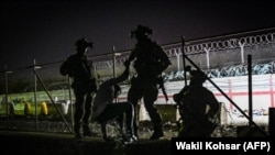 Ооганстан. Кабул эл аралык аэропортун кайтарып жаткан британиялык жана канадалык аскерлер. 