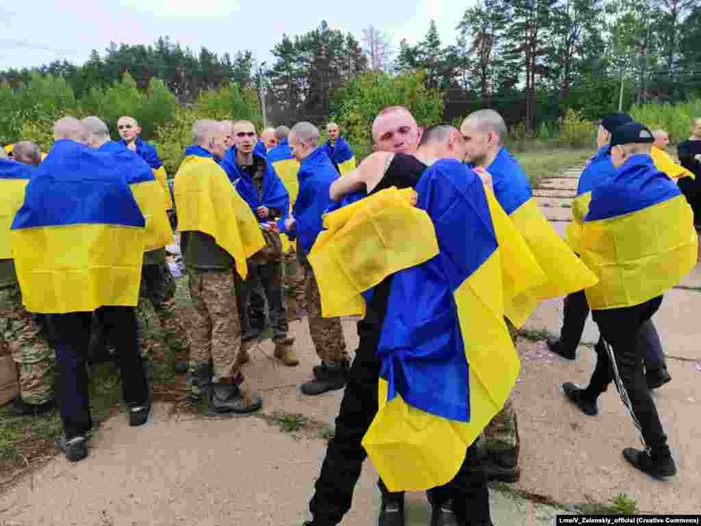 Обійми побратимів після звільнення з російського полону