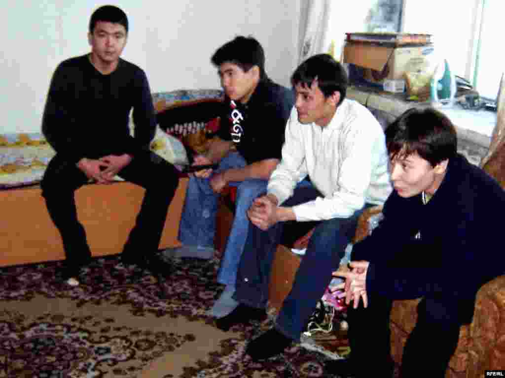 Артисты театра 9 января не вышли на работу, сорвав спектакль "Щелкунчик". Они требуют обещанных квартир. - Артисты театра 9 января не вышли на работу. Балет «Щелкунчик» отменен.  