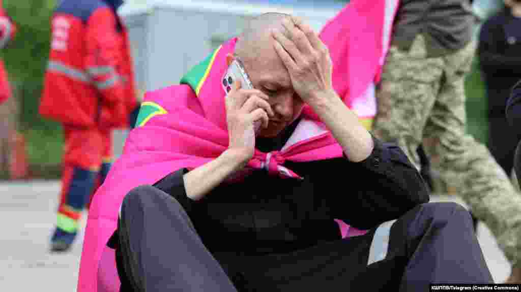 Військові не можуть стримати сліз