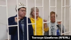 Социал-демократтар партиясынын лидери Темирлан Султанбеков, Бишкектеги шайлоо штабынын өкүлдөрү Ирина Карамушкина, Роза Түрксевер, 15-ноябрь, 2024-жыл 