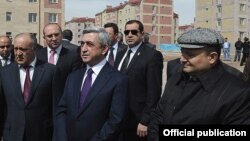Президент Армении Серж Саргсян (в центре) и мэр Гюмри Вардан Гукасян (справа) возле одной из новостроек города, 7 апреля 2012 г.