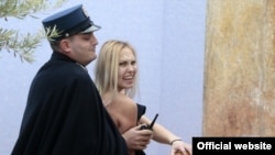 Акція Femen у Ватикані, 25 грудня 2014