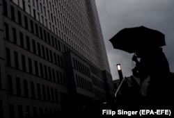 Germaniýa. Nawalnynyň bejergi alýan "Çarite" hassahanasynyň ýanyndan geçip barýan aýal. 2-nji sentýabr, 2020.